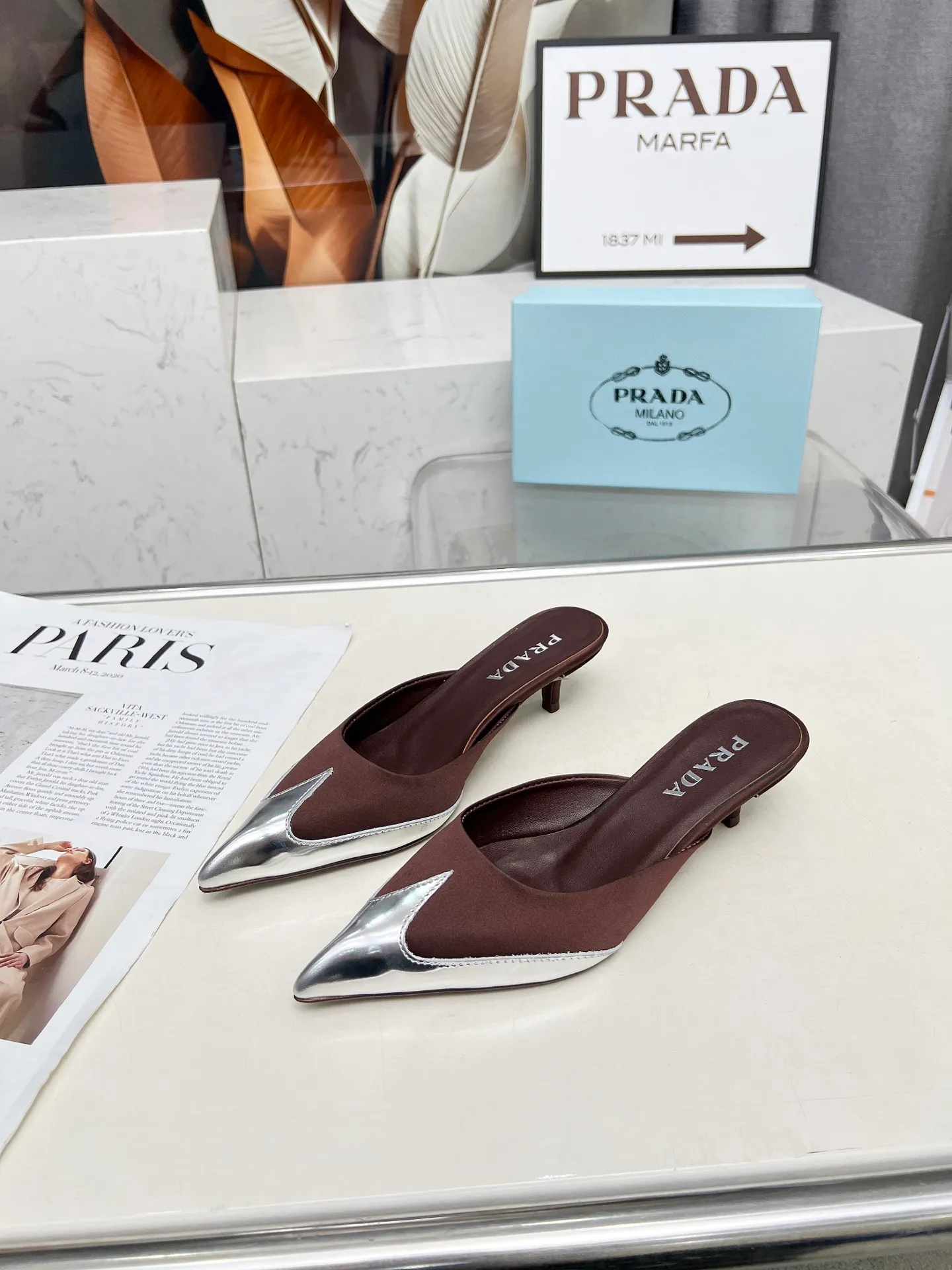 👟👟Ex-factory price 520👟👟 🏧2025 T show Mule shoes, silk pointed toe series🏧 (highest version with top packaging) PRADA 2025𝐬𝐬Prada new product, (top version) is coming! prada25 "T-stage show style" mainly promotes hot-selling styles, made of silk material and TPU Muller series spring and summer single shoes and sandals series. Made of high-quality silk satin and Tpu mirror material, a full range of simple light plate logo hot stamping. ——————————————————❣️ 2025SS PRADA spring and summer simple style, it looks so good. Various Internet celebrities have planted popular styles, awakening the imagination of skirt trains, corsets and bra curves, streamlined to the extreme ~ super popular series of hot products, with iconic logos on the heels or on the feet, as well as prismatic pointed toes, and angular lines are clearly defined.  Prada spring2025’s latest presentation is also wonderful with different styles! This season's Prada styles are simpler in design than before. They don't deliberately pursue a trendy or sporty feeling. They are all natural. The colors are also made of bright spring and summer eye-catching colored silks with pointed toes. They are so simple and beautiful. 😋The original shoes are developed and purchased from Italian counters, and are reproduced 1:1 according to the original taste. The newly opened low heel of 4cm has the same concave and convex height as the original version, creating a variety of sandals and slippers: low heel, pointed toe and half drag. 💛❤️ 💛❤️ ⚛Baotou low heel 4cm. ⚛Sale size: 35-41 (customized at 42.43) ⚛Top silk satin fabric + sheepskin lining + Italian triple-A cowhide bottom. 💙"Multiple colors, all official colors can be produced".